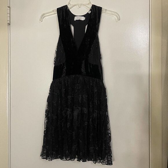 A.L.C. Black floral lace pleated sleeveless top size US small 2 - Picture 1 of 6